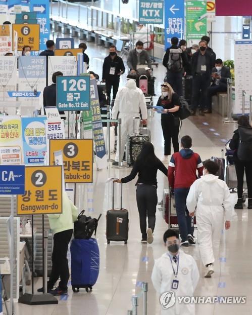 Pasagerii pe aeroportul din Incheon, Coreea de Sud.