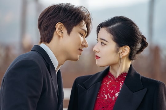 Drama SBS „Regele: eternul monarh” a lansat filme fotografii cu Lee Min Ho și Jung Eun Chae