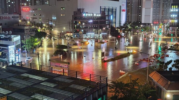 Șuvoaie puternice în Coreea de Sud. Bilanțul: orașe inundate și 5 decese