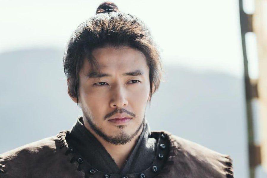 Kang Ha Neul, trecere SPECTACULOASĂ de la rolul din  “When the Camellia Blooms” la un general carismatic, care își protejează regatul în noua dramă “River Where The Moon Rises”