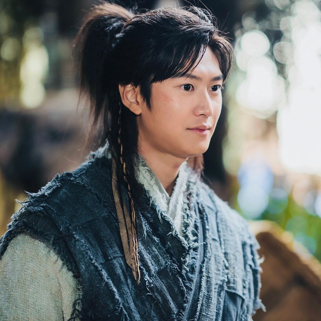 S-au reluat filmările la  drama “River Where the Moon Rises”. Na In Woo îl înlocuiește pe Ji Soo cu succes. Primele impresii despre episodul în care apare