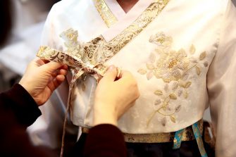 Ținute de muncă inspirate de Hanbok (costumul tradițional coreean)