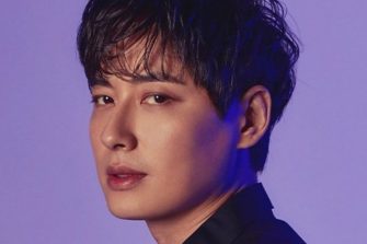 Cântărețul-actor Lee Ji Hoon a fost testat pozitiv pentru COVID-19 după ce a dezvoltat febră