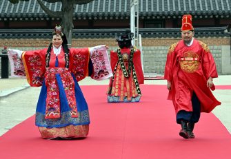 Frumusețea hanbokului regal prezentată în spectacolul „The Hanbok” de la Gyeongbokgung
