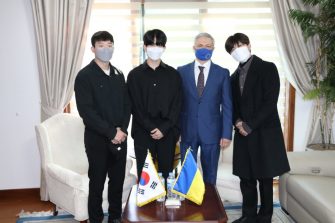 Celebritățile coreene donează bani pentru a sprijini Ucraina distrusă de război