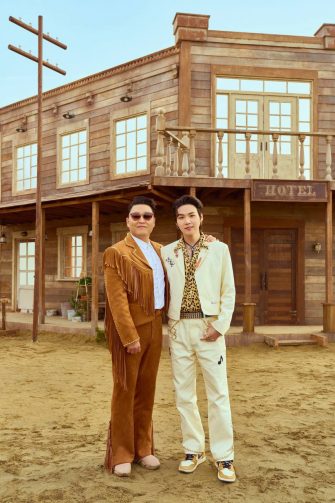 PSY se distrează de minune în Vestul Sălbatic, alături de SUGA, din BTS, în noul său comeback