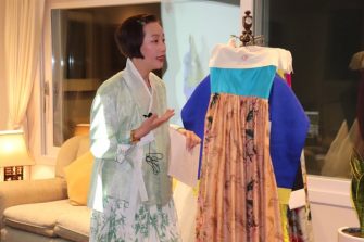 Celebrul designer coreean, Kim Young-jin adaugă o notă deosebită de modernitate Hanbok-ului – costumul coreean