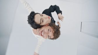 Jungkook din BTS și Charlie Puth cântă despre amintiri în “Left and Right” + videoclip vibrant și amuzant