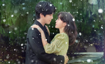 Relația dintre Kim Jung Hyun și Im Soo Hyang este la fel de miraculoasă ca zăpada într-o zi de vară în posterul „Kokdu: Season of Deity”