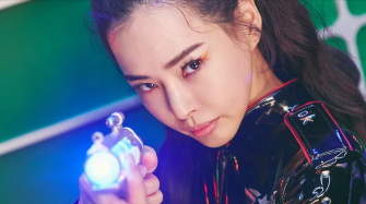 Honey Lee descoperă o viață complet nouă după ce a evadat pe o insulă din Pacificul de Sud, în viitorul film de comedie „Killing Romance”