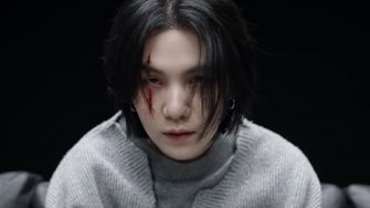 SUGA din BTS retrăiește momente dureroase din viața sa în videoclipul piesei “AMYGDALA” – o analiză amănunțită a momentelor-cheie din videoclip