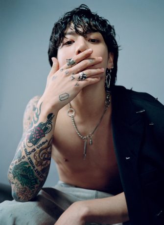 Jungkook și-a făcut debutul solo – cântă „Seven” într-un videoclip cinematic, cu actrița Han So Hee în rol principal