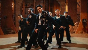 Jungkook din BTS îi aduce un omagiu subtil lui Michael Jackson în noul său videoclip, “Standing Next To You”