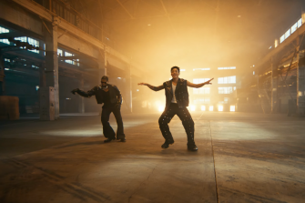 Jungkook din BTS și Usher lansează videoclipul muzical pentru remixul „Standing Next to You”