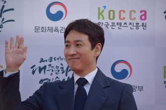 Bong Joon-ho,regizorul filmului „Parasite”, și mii de artiști sud-coreeni cer o anchetă oficială după moartea actorului Lee Sun-kyun
