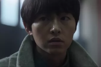 Song Joong Ki îndură greutăți pe un teritoriu necunoscut în teaserul filmului :„My Name Is Loh Kiwan”