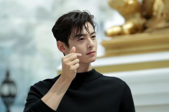 Internauții reacționează la scena din teaser-ul „Entity” în care Cha Eun Woo apare fumând – VIDEO