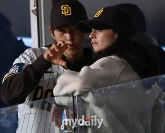 Song Joong Ki și soția sa, Katy Louise Saunders, și-au dat întâlnire la un meci de baseball. Fanii au fost încântați