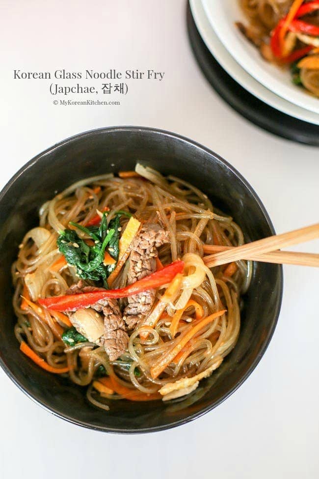 Japchae (clătită coreeană cu tăiței de sticlă)