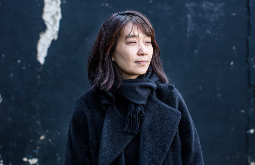 Han Kang, un exemplu viu de modestie și simplitate. Autoarea speră că „viaţa ei nu se va schimba prea mult” după câştigarea Premiului Nobel pentru Literatură