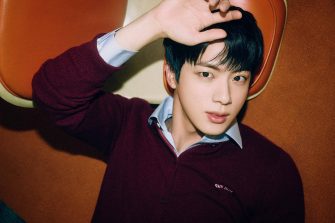 Jin din BTS oferă fanilor “o rază de soare” cu influențe rock cu primul său album solo, „Happy”