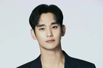 Kim Soo Hyun ar fi avut relații, în paralel, cu două artiste de top din a doua generație de idoli, care erau „rivale”, în timp ce se întâlnea și cu Kim Sae Ron