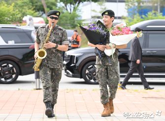 RM și V de la BTS au fost eliberați din armată