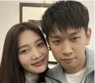 Crush cântă la nunta surorii mai mici a lui Joy de la Red Velvet, stârnind reacții calde