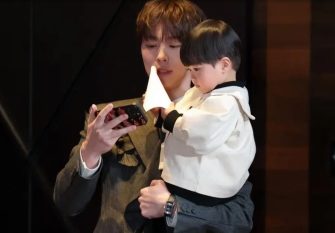 Bae In Hyuk, „expert” în dădăcit: Imagini adorabile de la conferința de presă a noii drame „Our Universe”