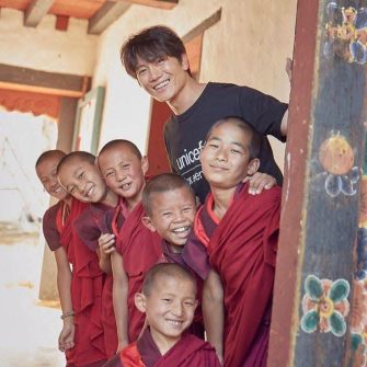 Actorul Ji Sung impresionează nu doar pe ecran, ci și prin implicarea sa în cauze umanitare