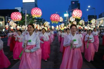 Lotus Lantern Festival 2026. Peste 100.000 de lampioane au luminat străzile din Seul: festivalul a impresionat cu parade uriașe și roboți umanoizi