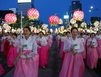 Lotus Lantern Festival 2026. Peste 100.000 de lampioane au luminat străzile din Seul: festivalul a impresionat cu parade uriașe și roboți umanoizi