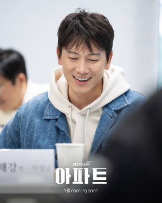 Ji Sung, Ha Yun Kyung și alți actori impresionează la prima lectură a scenariului pentru noua dramă „The Apartment Job”