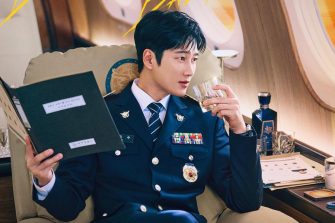 Ahn Bo Hyun revine în „Flex x Cop 2”, iar noul poster ne arată un Jin Yi Soo mai încrezător ca niciodată