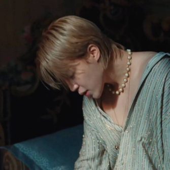 Jimin atrage toate privirile în noul videoclip BTS “Normal”